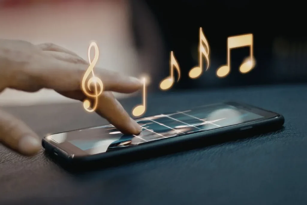 Uma mão toca a tela de um smartphone com notas musicais digitais flutuando acima, representando a reprodução de música ou um aplicativo de música.
