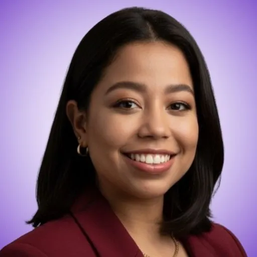 Ellen Sales Uma mulher com longos cabelos escuros, vestindo um blazer marrom e brincos de argola dourados, sorri para a câmera em frente a um fundo roxo.